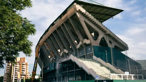El Real Betis inició las obras de su estadio el Benito Villamarín, la cual aspira aumentar la capacidad de 60 mil a 70 mil espectadores.