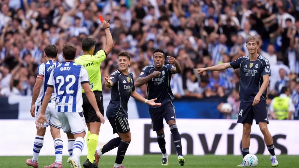 La roja a Huijsen desata la ira del Real Madrid contra los árbitros: GETTY