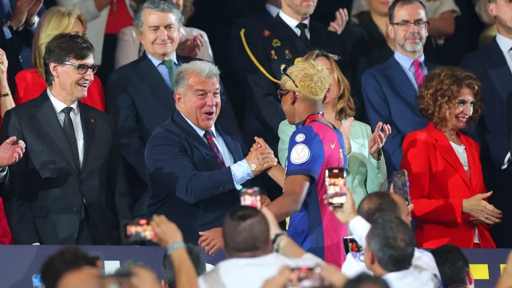 Laporta sueña con una delantera entre Lamine Yamal y Julián Alvarez: GETTY