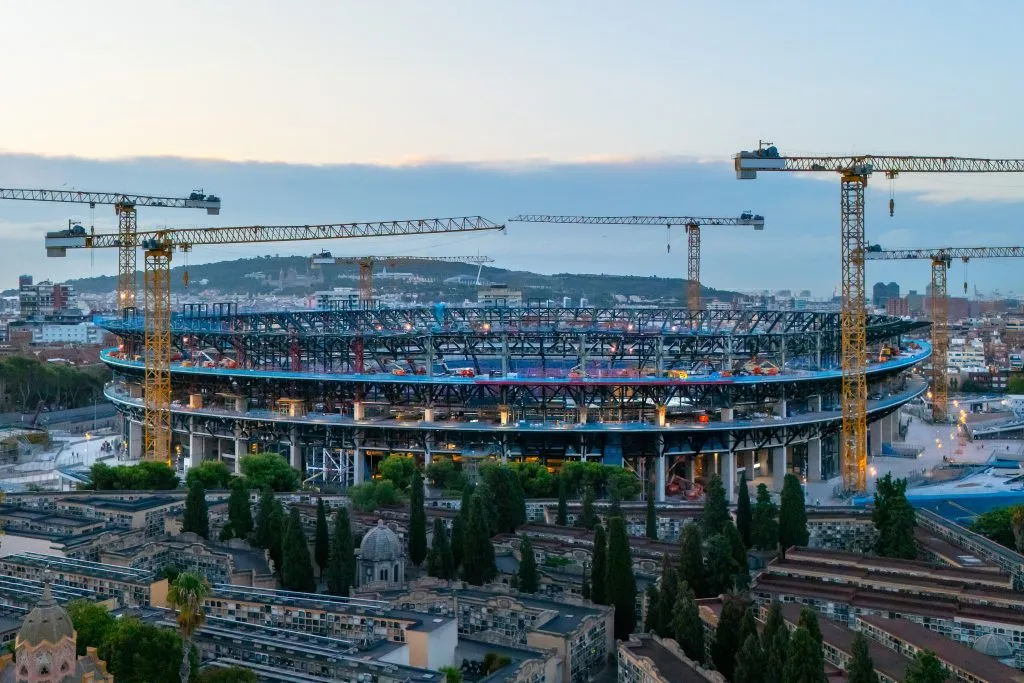 Así está la fachada del Camp Nou (Photo by David Ramos/Getty Images).