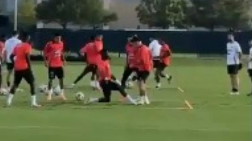 Patada de Lerma a James Rodríguez en la Selección Colombia. (Foto: X / @GolCaracol)