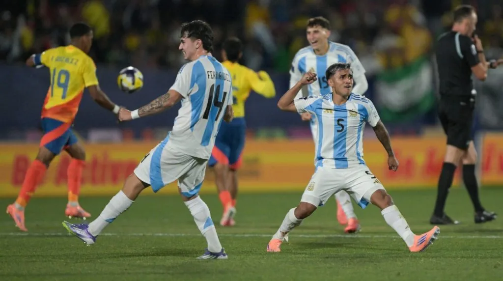 Jugadores de Argentina celebran victoria ante Colombia. (Foto: X / @CONMEBOL)