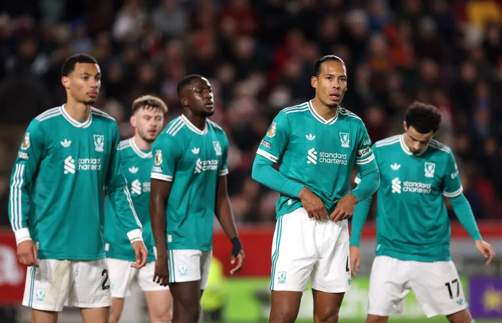 Caras de preocupación de los jugadores del Liverpool al caer con el Brentford. Getty Images.
