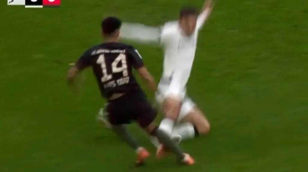 La patada de Jens Castrop a Luis Díaz. (Foto: X / @SC_ESPN)