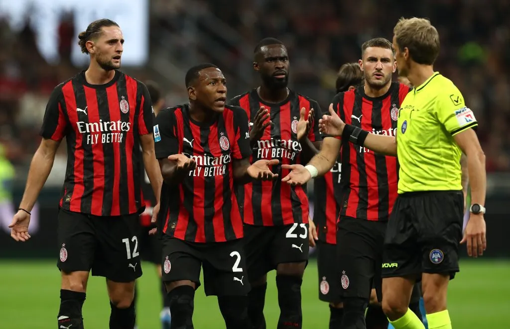 Pervis Estupiñán se fue expulsado en su último partido con AC Milan (Foto: GettyImages)