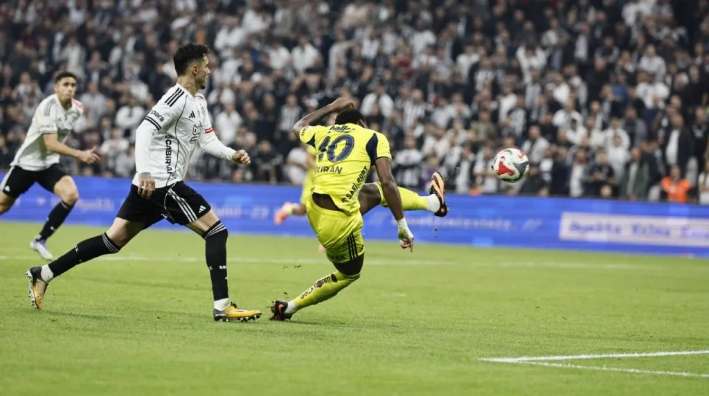 El gol de Durán para la victoria de Fenerbahçe vs Besiktas. (Foto: X / @Fenerbahce_EN)