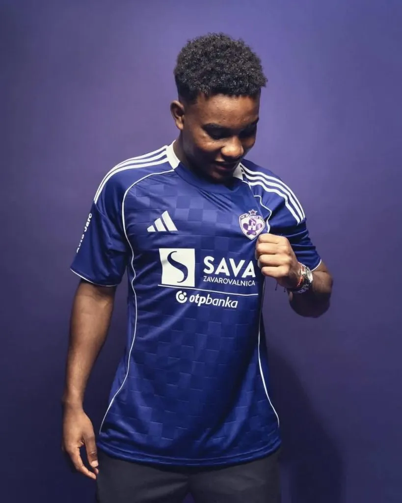 Óscar Zambrano con la camiseta de su nuevo club. Foto: NK Maribor.