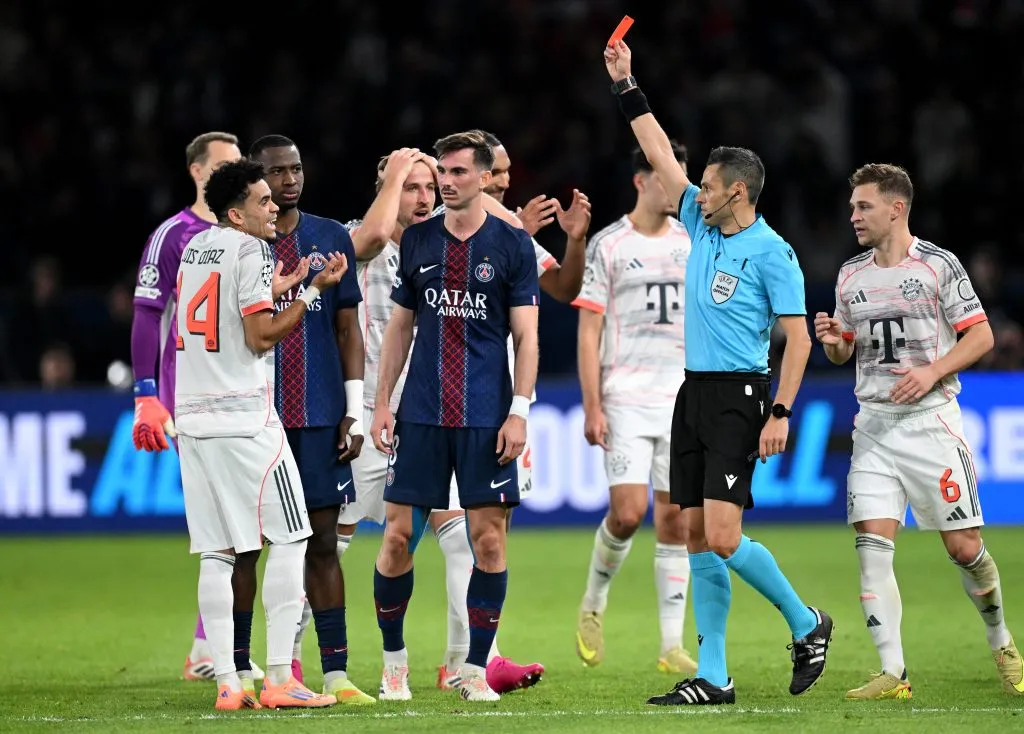 Luis Díaz expulsado por falta a Hakimi – Bayern Munich vs. PSG Foto: Getty