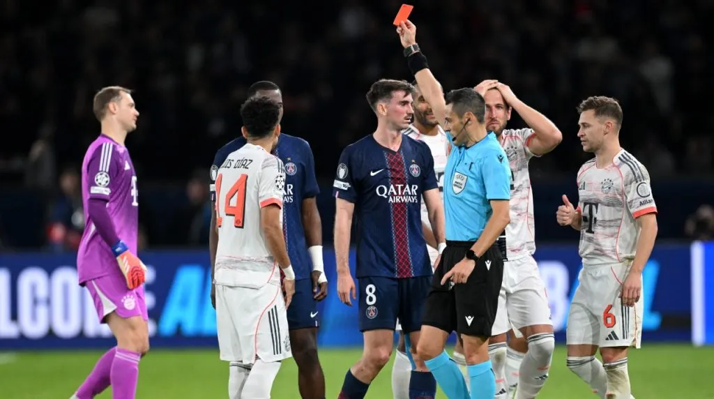 Neuer viendo la expulsión de Díaz en PSG vs Bayern. (Foto: Getty Images)