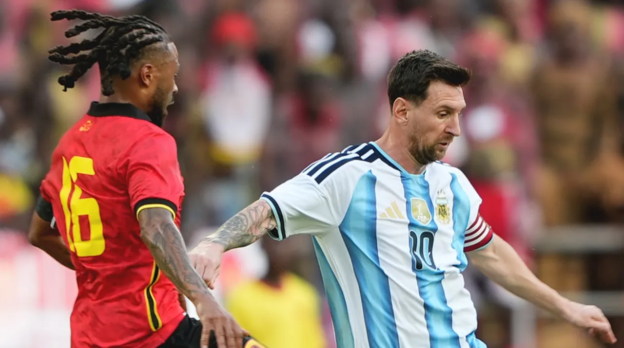 Fredy Ribeiro y Lionel Messi en Angola vs. Argentina. (Foto: X / @Argentina)