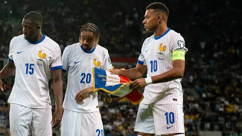 Kylian Mbappé recibió la crítica de la prensa francesa por su viaje a Dubai tras ser desafectado por Didier Deschamps.