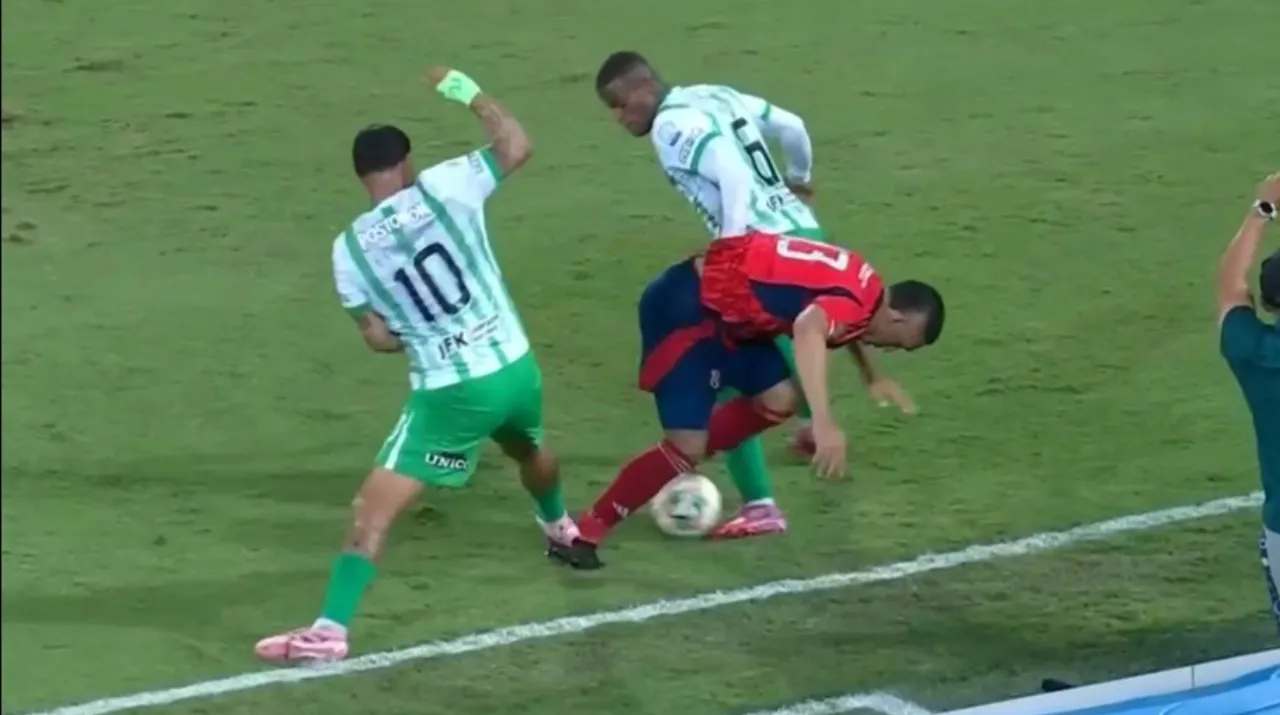 La falta de Cardona que no fue expulsión. (Foto: captura de pantalla Win Sports)