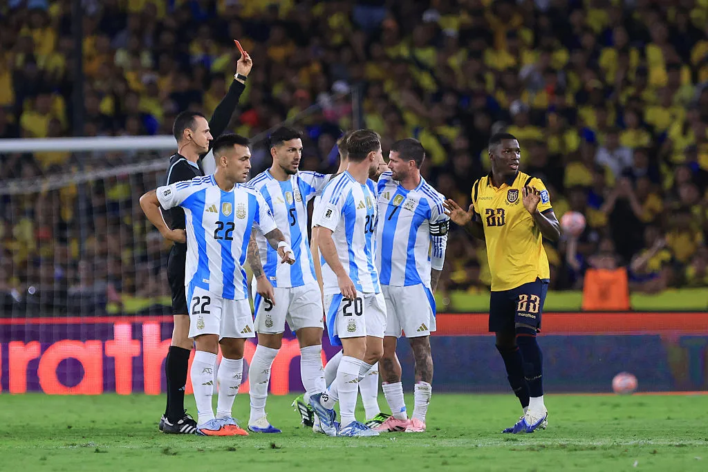 Moiseés Caicedo vio la roja vs. Argentina. Foto: Getty.