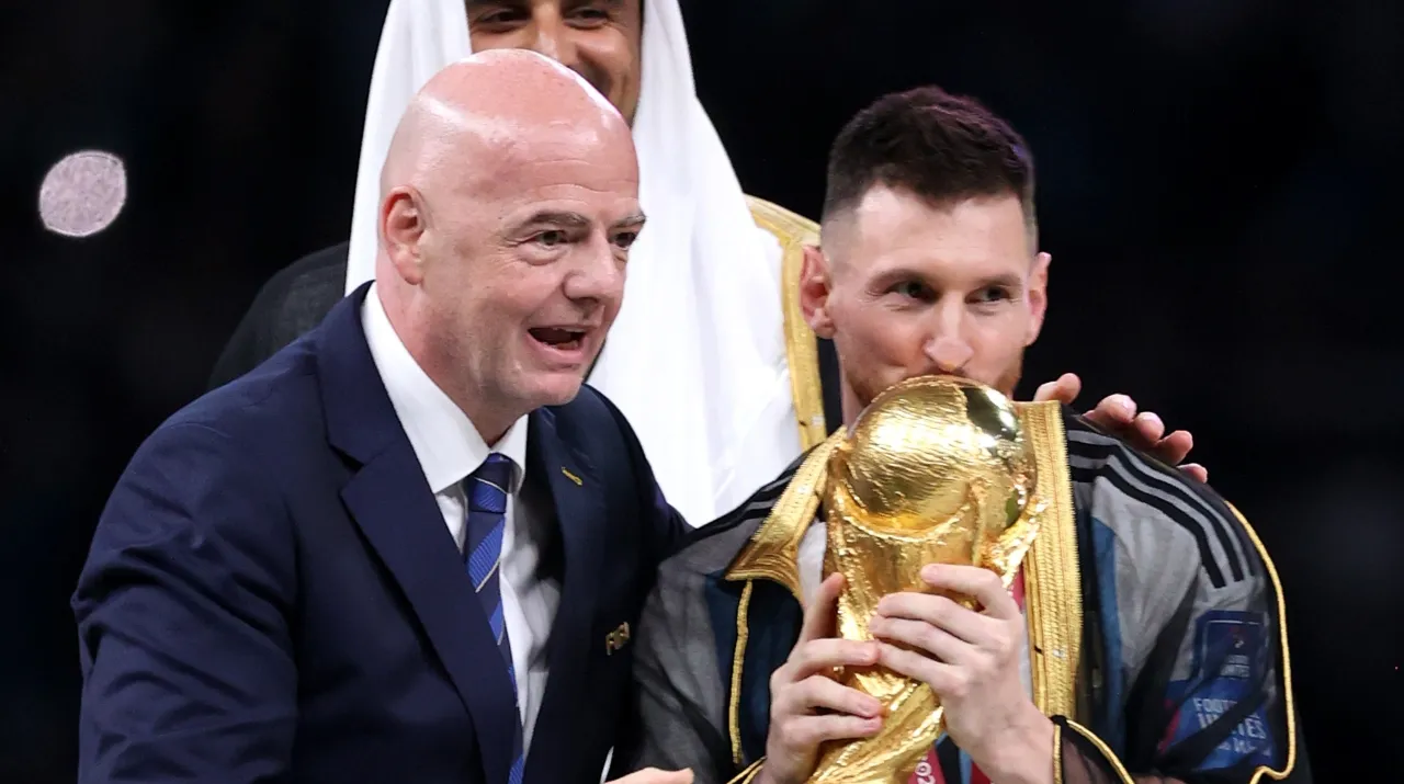 El presidente de la FIFA y Messi en el Mundial 2022. (Foto: Getty Images)