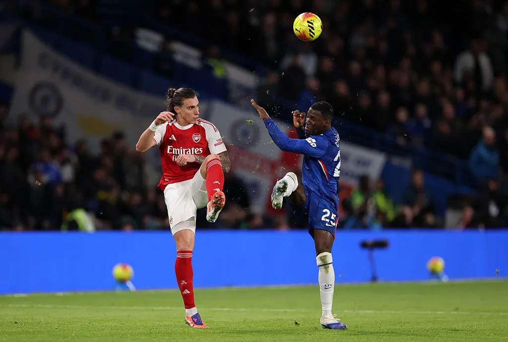 Moisés Caicedo también recibió dura falta vs. Arsenal. Foto: Getty.