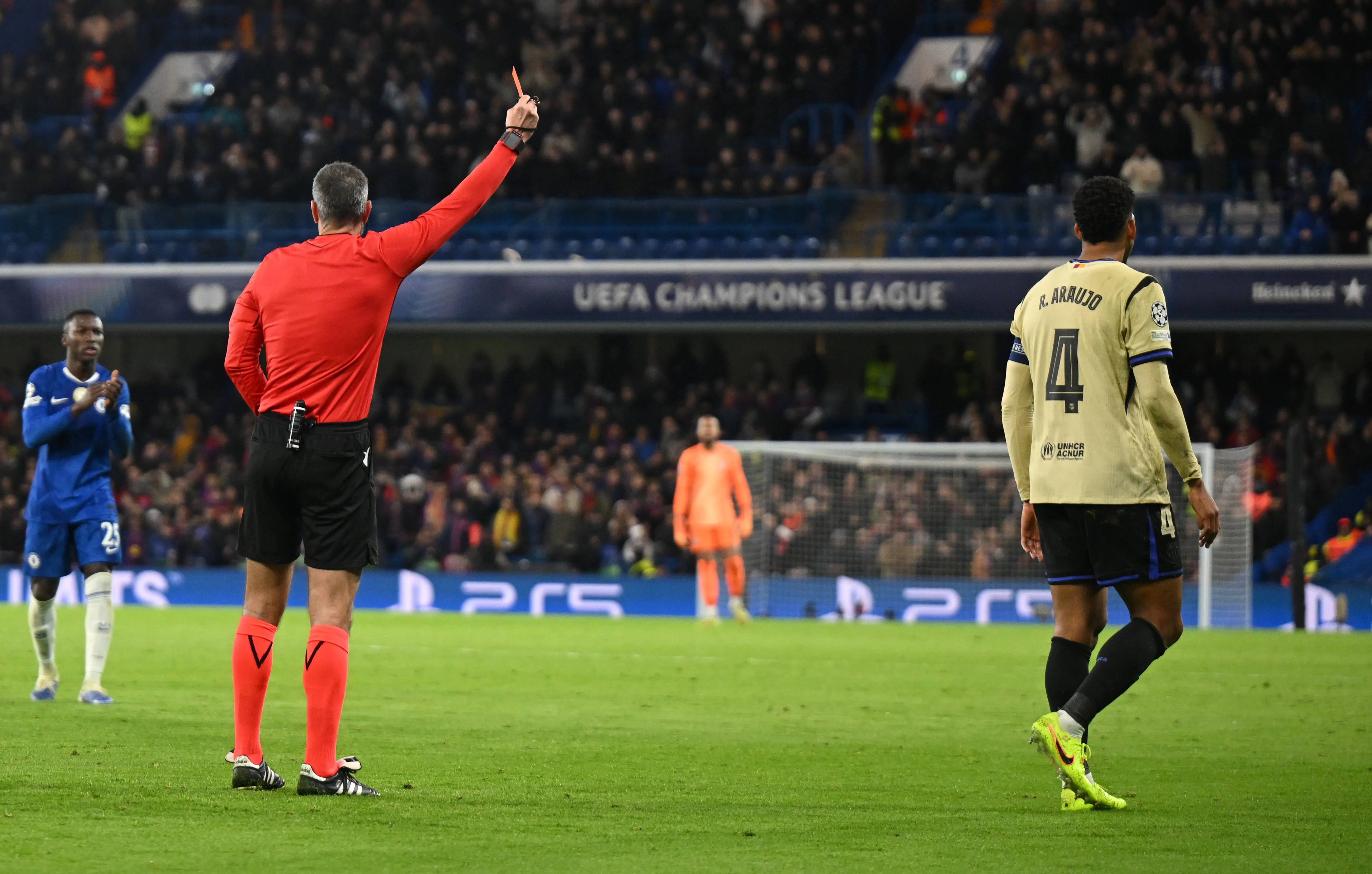 El momento de la expulsión de Ronald Araújo vs. Chelsea.