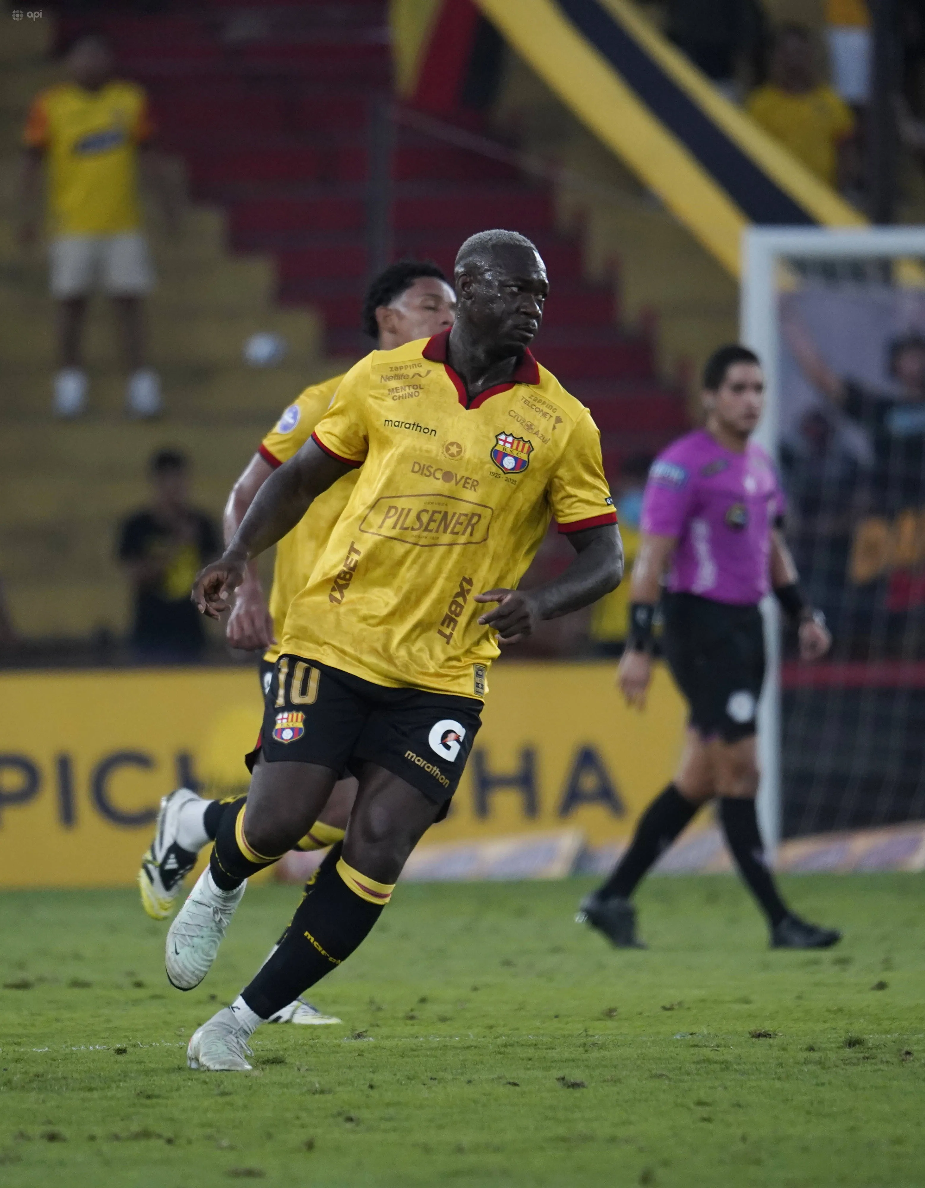 Felipe Caicedo espera una reunión con la directiva para seguir en Barcelona SC. (Foto: Imago)