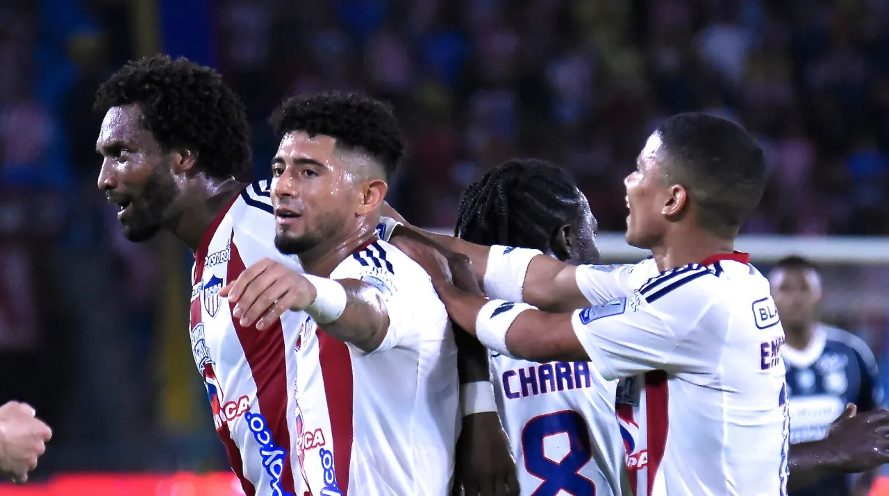 Uno de estos jugadores de Junior podría llegar a Millonarios. (Foto: Vizzor Image)