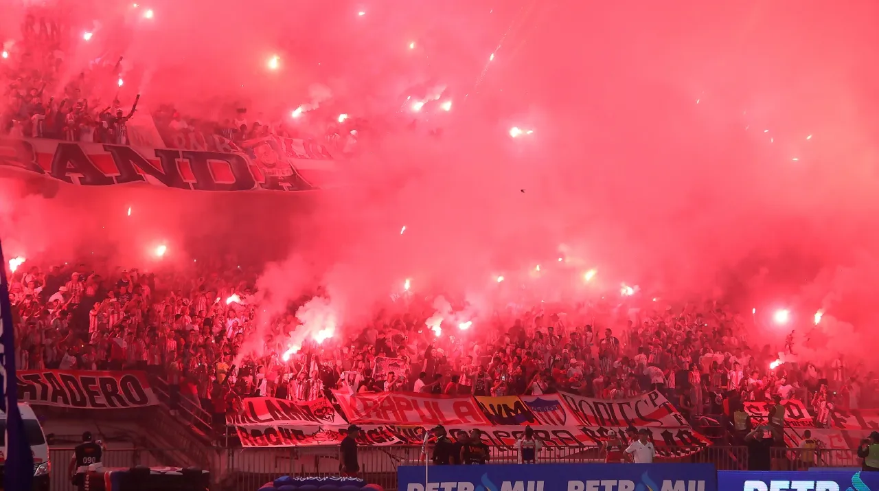 Los hinchas de Junior tiraron polvora en la final vs. Tolima. (Foto: Vizzor Image)