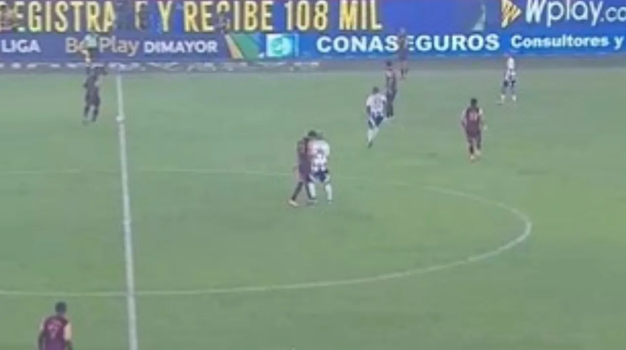 El cabezazo de Guzmán a Teo Gutiérrez en la final Junior vs. Tolima. (Foto: Win Sports)