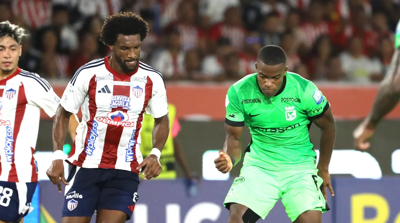 Didier Moreno y Andrés Román en Junior vs. Nacional. (Foto: Vizzor Image)