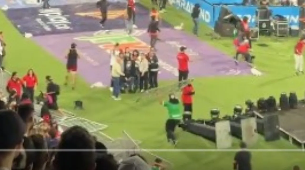 El profe Montoya quedó en medio de la invasión de los hinchas de Nacional y DIM. (Foto: X / @Luilondo11)