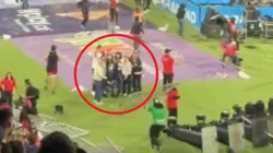 El profe Montoya quedó en medio de la invasión de los hinchas de Nacional y DIM.