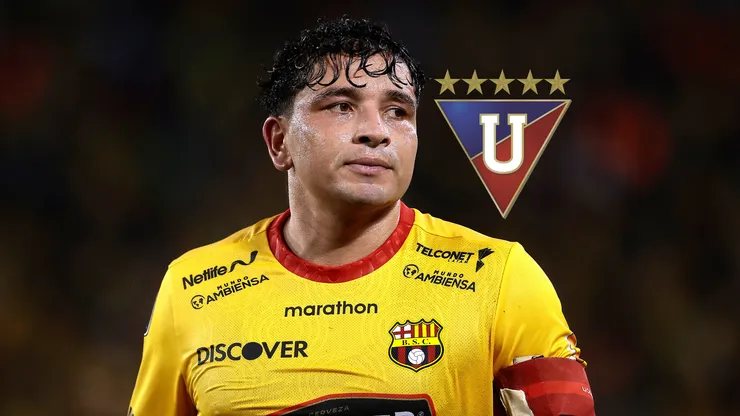 La mala actitud de algunos hinchas de Liga en el minuto de silencio a Mario Pineida