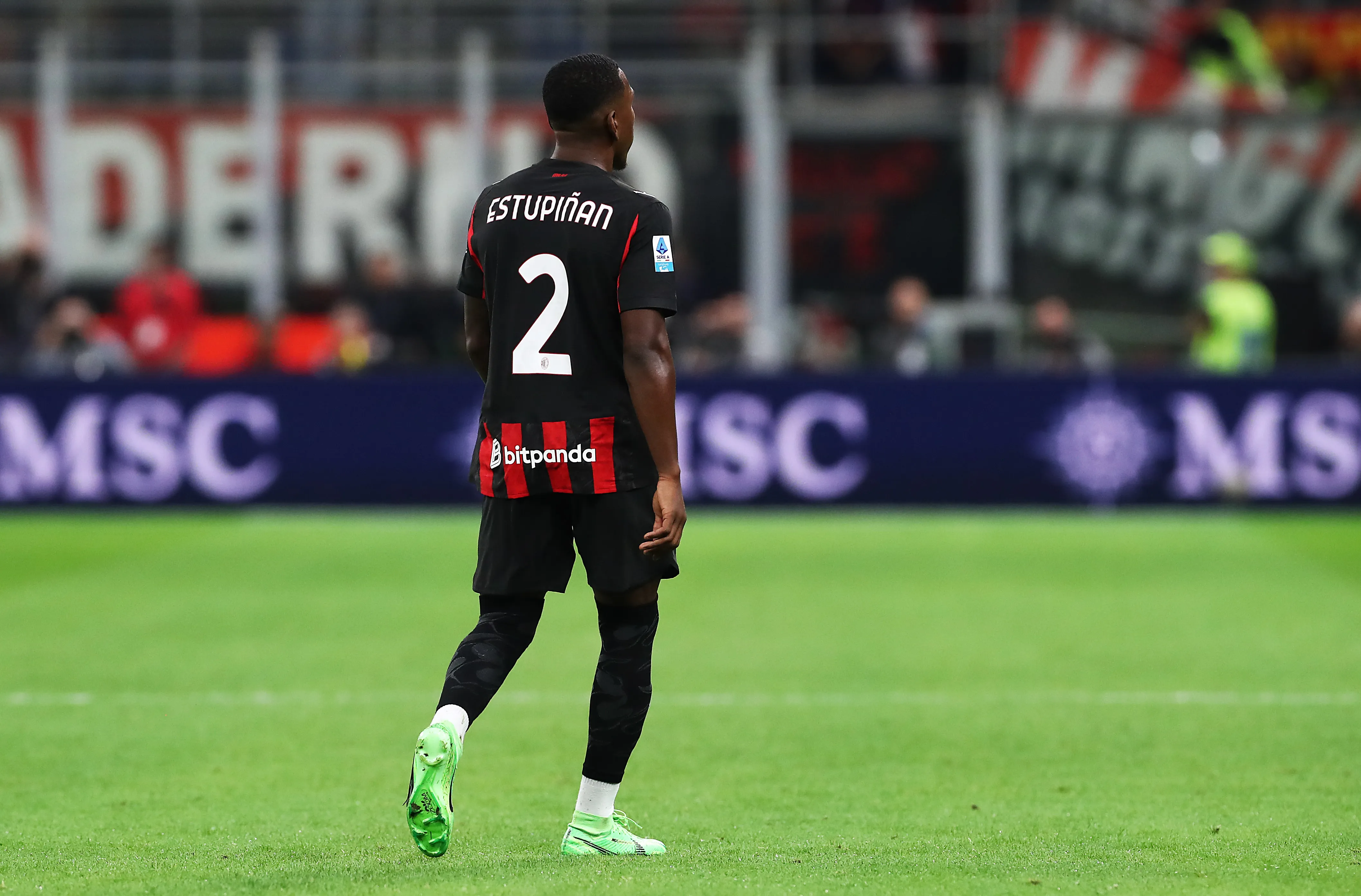 Pervis Estupiñán la pasa muy mal en AC Milan. (Foto: GettyImages)