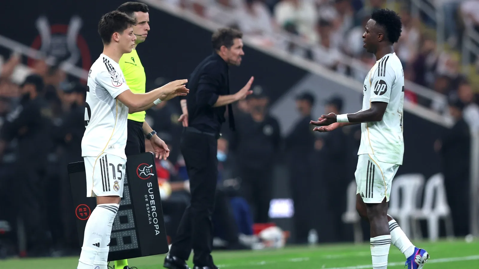 El momento exacto donde explotó todo entre Simeone y Vinicius: GETTY