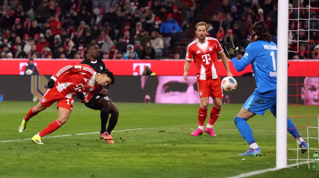 El gol de Luis Díaz en Bayern vs. Wolfsburgo. (Foto: Getty Images)