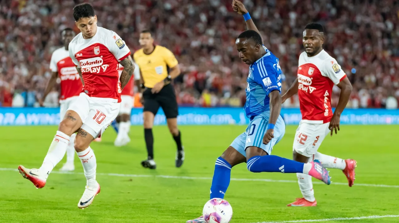 Edwin Mosquera con Millonarios enfrentando a Santa Fe. (Foto: Vizzor Image)