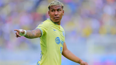 Roger Martínez mete presión a Néstor Lorenzo.