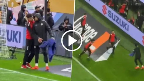 Yehvann Diouf, portero suplente de Senegal, a los empujones con los recogepelotas para custodiar la toalla de Édouard Mendy durante la Final de la Copa Africana.
