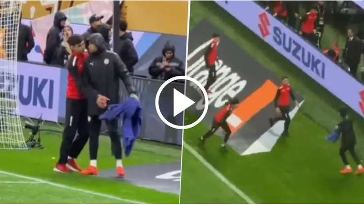 Yehvann Diouf, portero suplente de Senegal, a los empujones con los recogepelotas para custodiar la toalla de Édouard Mendy durante la Final de la Copa Africana.