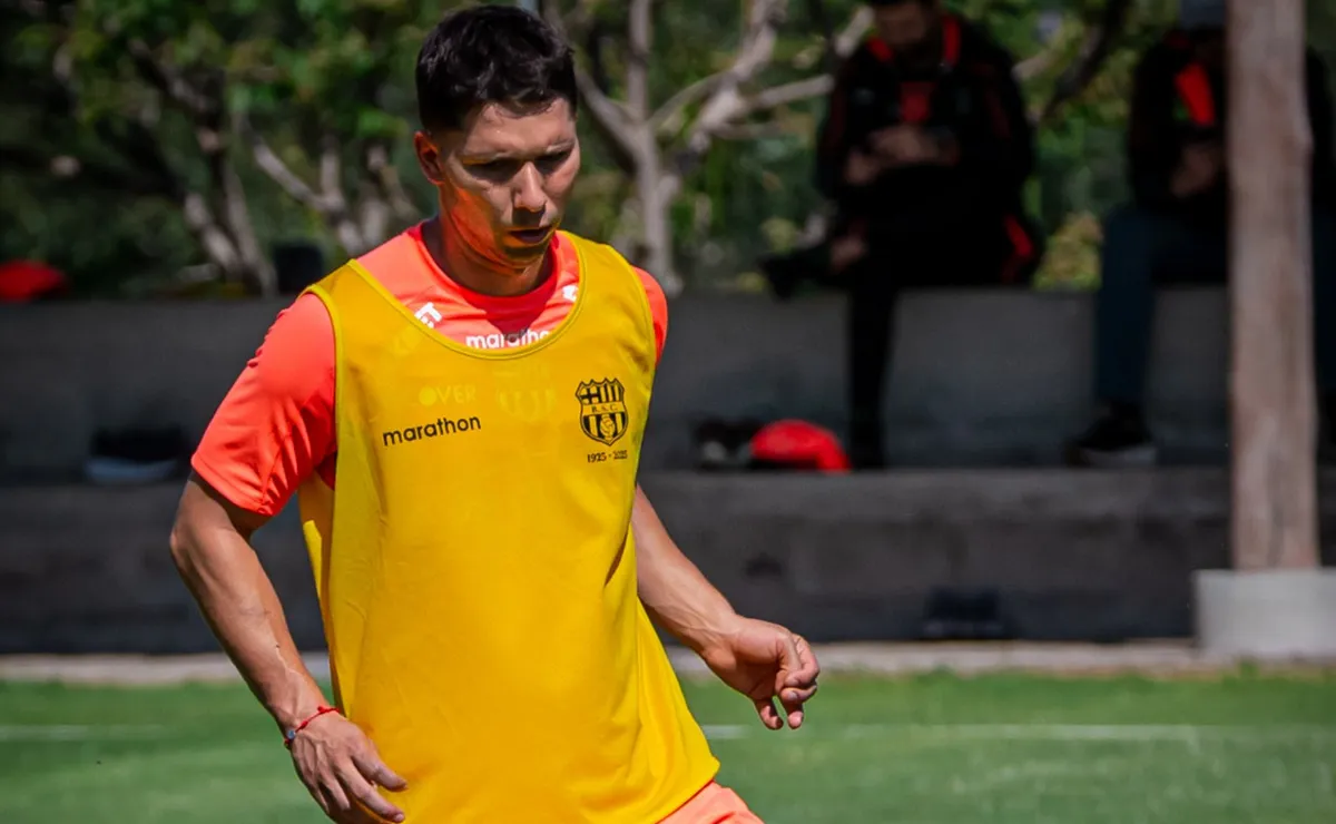 César Farías y su primer once titular con Barcelona