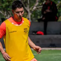 César Farías y su primer once titular con Barcelona
