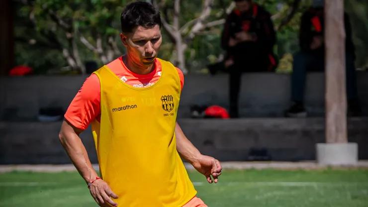 César Farías y su primer once titular con Barcelona Foto: Barcelona