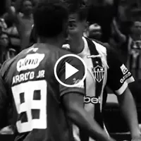 VIDEO | Tuvieron que separarlos: El feo choque entre Alan Franco y Keny Arroyo en Brasil