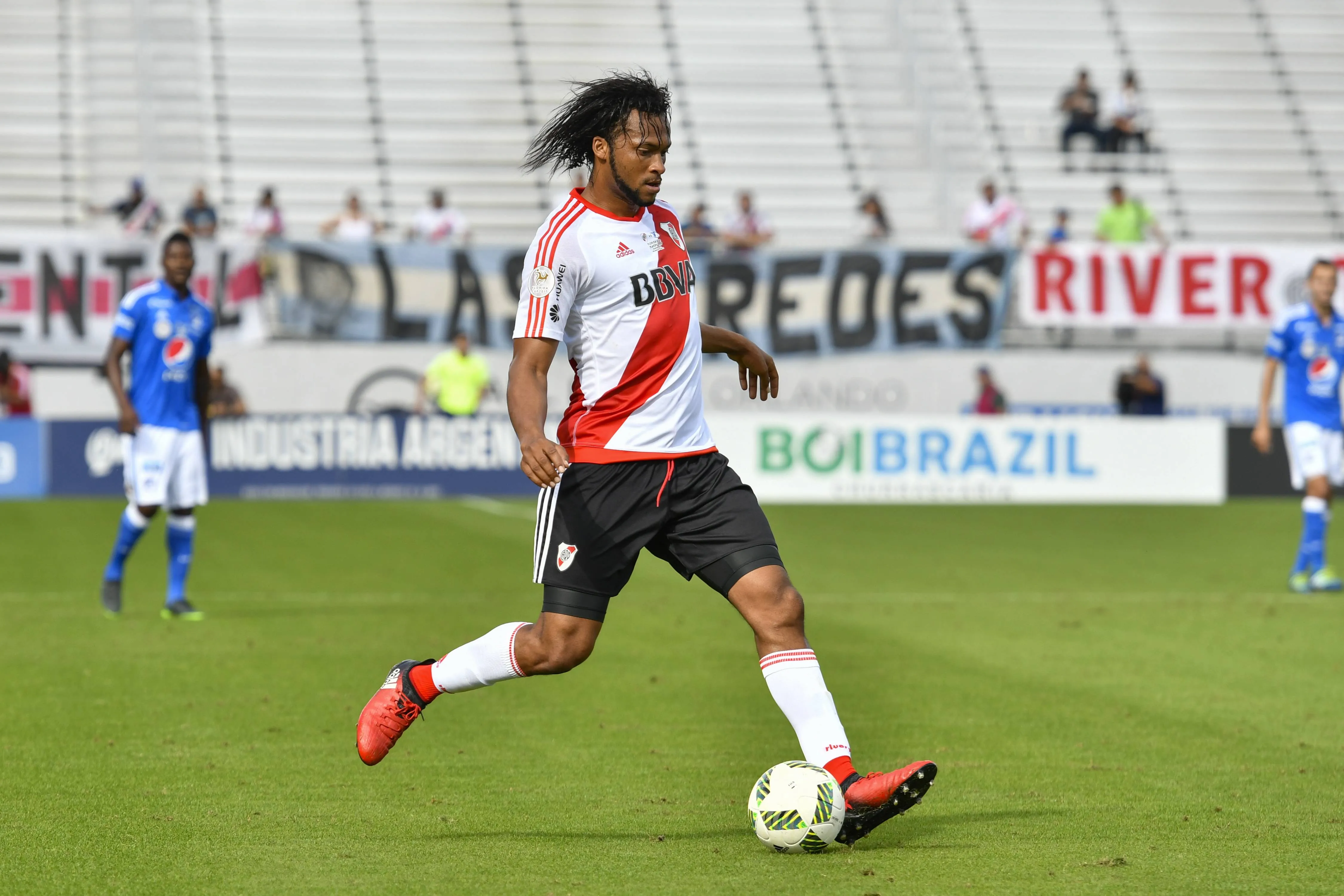 Arturo Mina fue muy cuestionado cuando jugó en River Plate. (Foto: Imago)