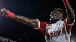 Jordy Caicedo se fue llorando del partido de Huracán