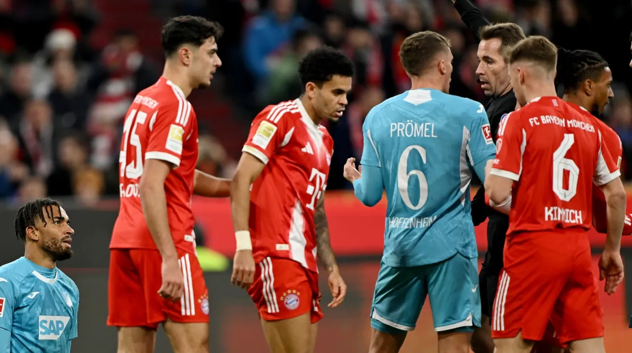 La expulsión que generó Luis Díaz en Bayern vs Hoffenheim. (Foto: Getty Images)