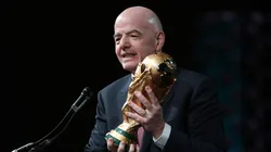 Gianni Infantino, presidente de FIFA, con la Copa del Mundo.