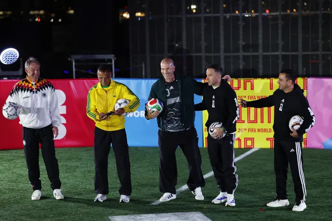 Jürgen Klinsmann, Cafú, Alessandro Del Piero, Zinedine Zidane y Xavi con el balón del Mundial 2026. (Getty Images)