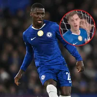 VIDEO | El viral gesto de Moisés Caicedo después de que Cole Palmer fallara un gol debajo del arco