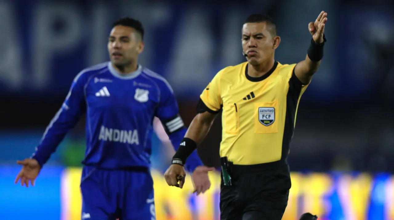 Falcao y el árbitro Matorel en Millos vs. Águilas Doradas. (Foto: Vizzor Image)