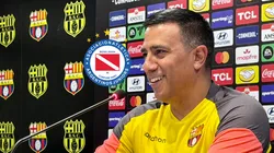 La "amenaza" de César Farías a Argentinos antes de jugar contra Barcelona SC