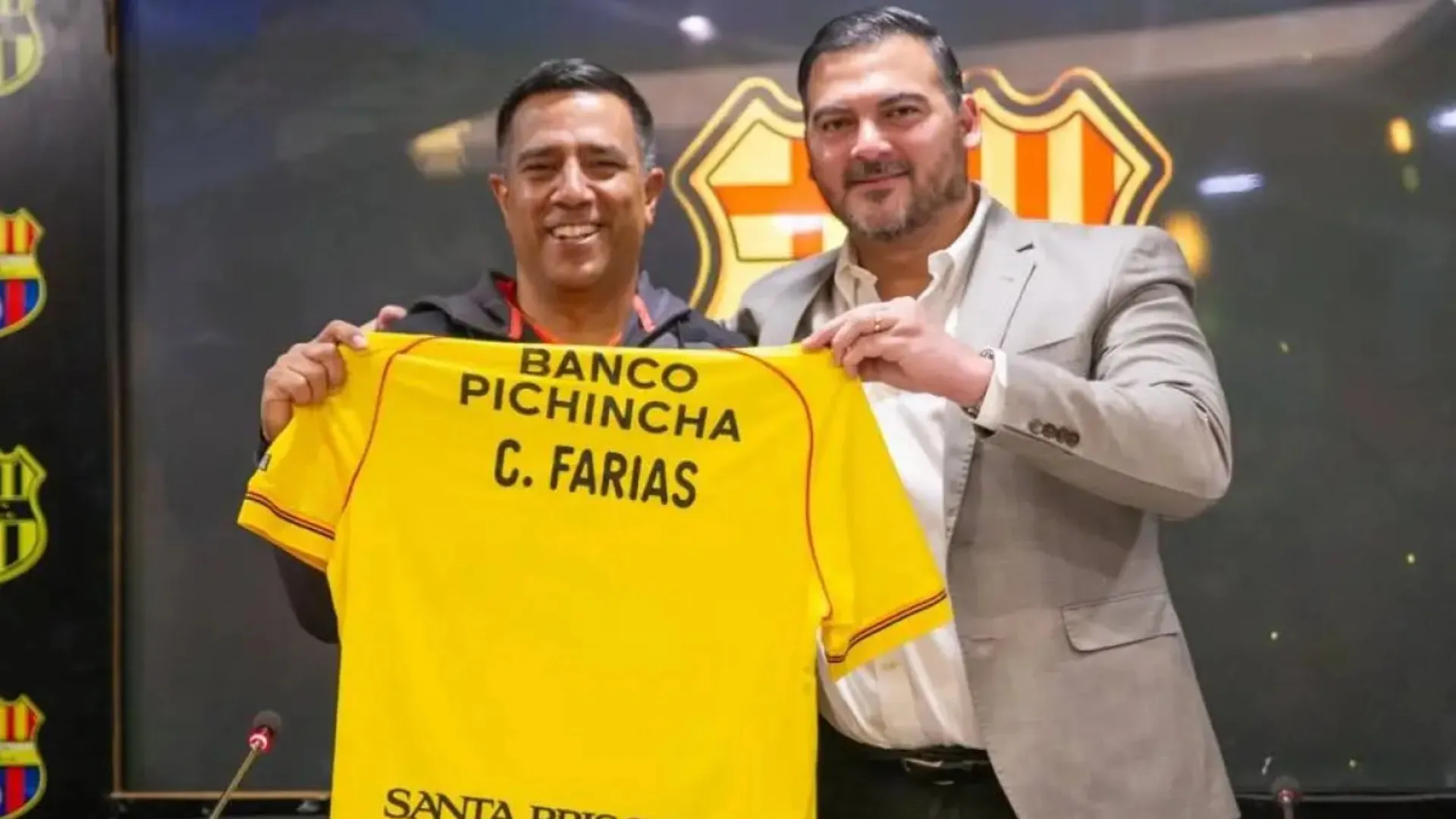 César Farías fue presentado en Barcelona hace apenas un mes.