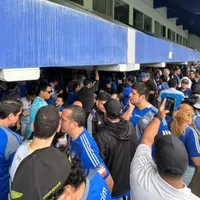 Contra lluvia y contra polémicas: La hinchada no falló y Emelec tiene nuevo presidente