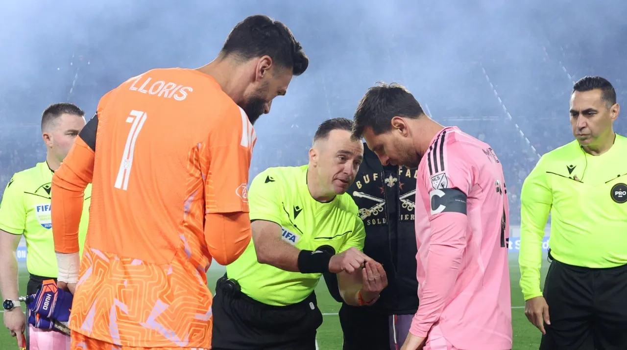 Messi con el árbitro Pierre-Luc Lauziere. (Foto: Getty Images)